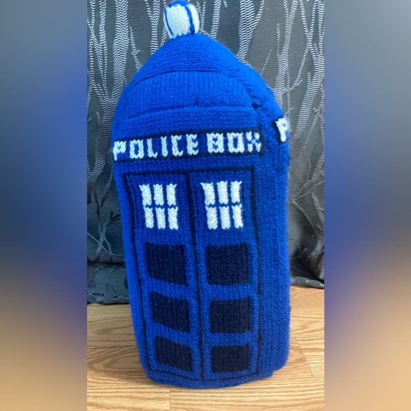 Custom - Decorative, knitted, foam filled TARDIS from Doctor Who - Picture 4 of 10